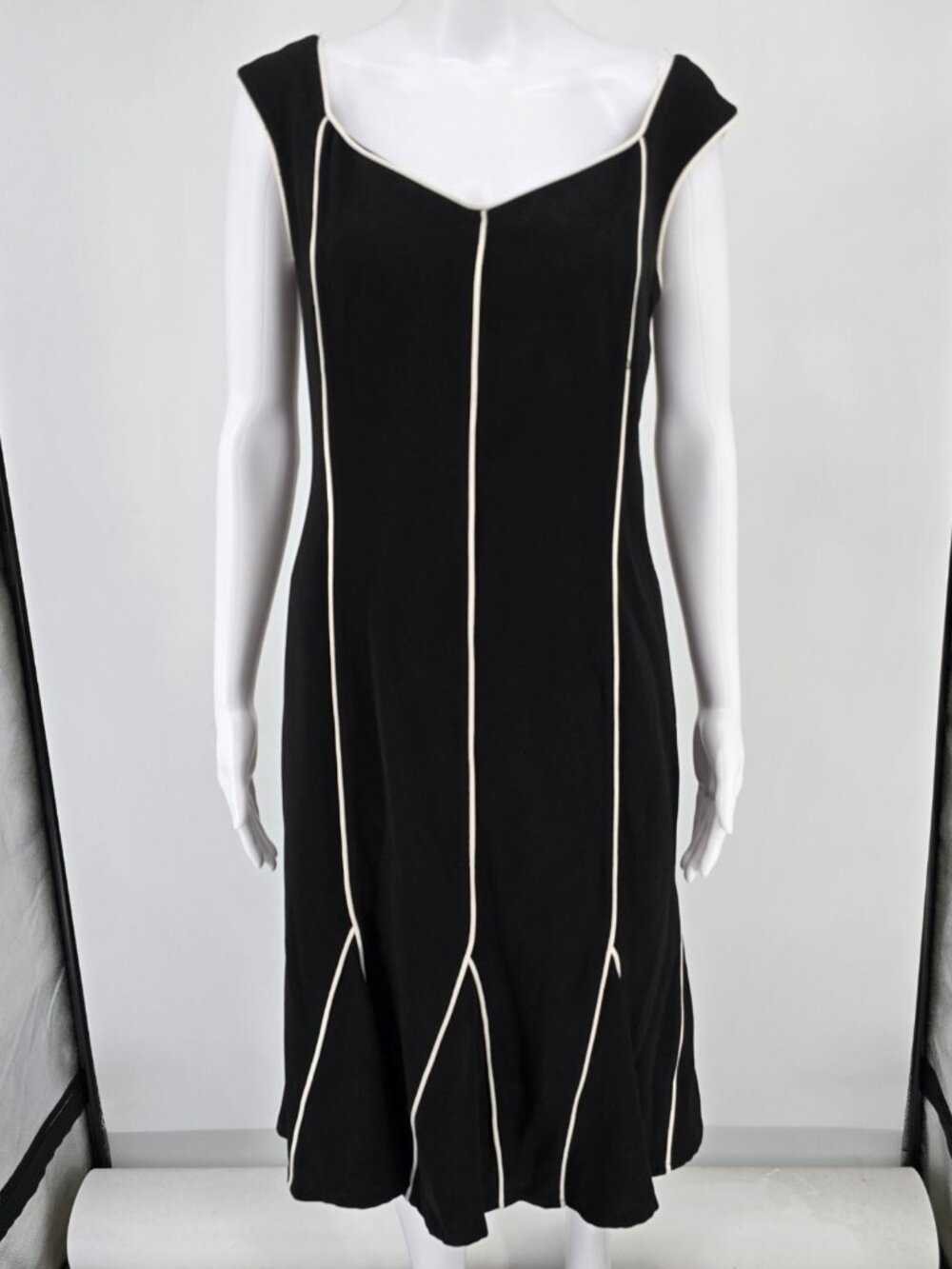 2010s David Warren New York Black/White Piped Sleeveless Cocktail Dress (6/S)